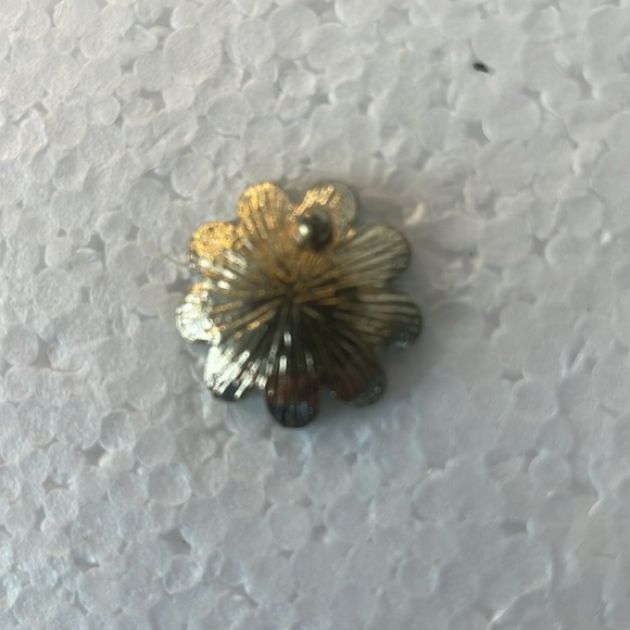 Bundle of 4 vintage flower stud earrings for pierced ears - Picture 4 of 10